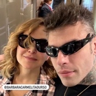 Fedez e Barbara D'Urso coppia a sorpresa, il viaggio in treno e il selfie: «Non c'è due senza trash»