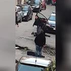 Distrugge a sprangate auto della polizia e tira pietre ai carabinieri a Chioggia: arrestato