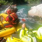 Ragazza dispersa mentre fa rafting: Denise, 18 anni, è caduta dal gommone. «Ricerche disperate nel fiume»