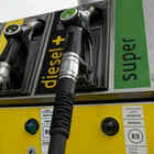 Ripartono gli aumenti della benzina, prezzo servito in autostrada a 2,2 euro. Diesel diesel servito a 1,925 euro/litro