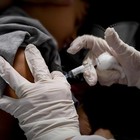 Vaccini, un italiano su due teme effetti collaterali gravi