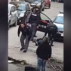 Distrugge a sprangate auto della polizia e tira pietre ai carabinieri a Chioggia: arrestato