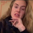 Adele in lacrime su Instagram: «Lo show non è pronto», concerti cancellati a causa del Covid