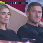 Totti e Noemi Bocchi insieme allo stadio di Montecarlo: la tv francese li inquadra durante Monaco-Clermont