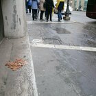Soldi abbandonati in strada a Roma, ma nessuno li prende: anche i senzatetto non sanno che farsene