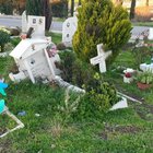Cimitero Laurentino pieno, le tombe sprofondano per l'incuria: tra i loculi danneggiati quello di Schicchi
