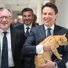 Lecce, Conte sfila nel centro ricerche con in braccio il gatto dell'Università