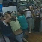Rapina con la pistola un bar, preso a calci e pugni da proprietario e clienti: malvivente rischia il linciaggio