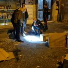 Napoli campione, sparatoria nella notte: morto un ragazzo di 26 anni. I parenti furiosi sfasciano il pronto soccorso