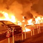 Capodanno a Roma, 59 auto in fiamme per i botti. Roghi dalla Nomentana all'Appia, a Cinecittà incendio in autorimessa