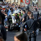 Auto sulla folla a Gerusalemme: 8 feriti, uno è grave. Il premier Netanyahu: «Attentato». Il conducente ucciso da un civile
