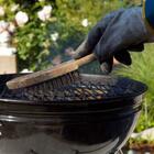 Come pulire il barbecue senza prodotti chimici? Usa una cipolla