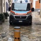 Ambulanza bloccata dai dissuasori: il paziente cercato a piedi con Google maps