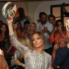 immagine Capri in delirio per J-Lo: balli, selfie e shopping