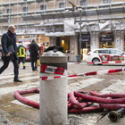 Incendio a Milano, a fuoco un palazzo storico di fine '800: paura ma nessun ferito