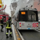 Filobus in fiamme sulla Nomentana, panico dei passeggeri: evacuati dall'autista. Atac: «Surriscaldamento»