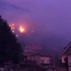 Il fuoco minaccia le case a Venaus Video