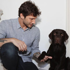 Stefano De Martino, la foto con il cane su Instagram. Ma i fan notano un dettaglio: «Sta con lei?»