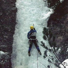 Va in montagna per scalare una cascata di ghiaccio: precipita e muore