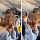 «Caramelle, gomme e lecca lecca tra i capelli di una ragazza seduta davanti in aereo: ecco perché l'ha fatto»