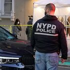 New York, uomo spara alla polizia davanti a cattedrale dopo coro Natale: ucciso dagli agenti