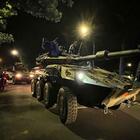 Carri armati diretti in Ucraina fermati sull'autostrada  