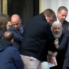 Assange arrestato a Londra: trascinato a forza da Scotland Yard