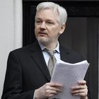 Assange, archiviata in Svezia l'indagine per stupro: «Prove non convincenti»