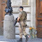Militari all'ambasciata spagnola