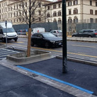 Firenze, un palo della luce in mezzo ad un parcheggio: la foto diventa virale. E il Comune chiede spiegazioni