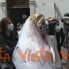 Tanti abiti da sposa e da sposo alla protesta del settore matrimoni a Montecitorio