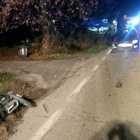 In motorino contro l'auto: sbalzata per metri, muore donna di 59 anni