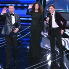 Sanremo 2024, diretta terza serata. Amadeus polemico «Troppo spazio a John Travolta meno ad Allevi» Teresa Mannino co-conduttrice