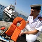 Sfida il mare agitato a Sorrento, 31enne napoletano muore travolto dalle onde