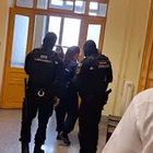 Negati domiciliari a Ilaria Salis, le immagini dell'arrivo in tribunale (di nuovo) con le manette