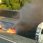 Assalto a un portavalori sull'A1, spari e fiamme in autostrada tra Modena e Bologna