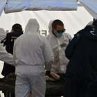 Bucha, investigatori forensi francesi esaminano centinaia di cadaveri di civili ucraini