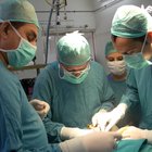 Medico confonde le cartelle e asporta un rene al paziente sbagliato: avevano lo stesso nome