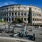 Monopattini a Roma «una trappola mortale», la denuncia della CNN. «Minaccia anche per i disabili»