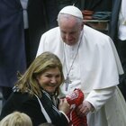 La mamma di CR7 dona a Papa Francesco la maglia del figlio