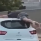 Si sdraia sul tettuccio dell'auto che sfreccia in tangenziale: «Un gioco per festeggiare la maturità» VIDEO