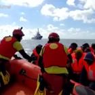Migranti, nuovo soccorso in mare per Open Arms: 237 a bordo