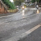 Bomba d'acqua a Roma, strade allagate in Prati e pioggia in Centro. Il maltempo manda in tilt la Capitale
