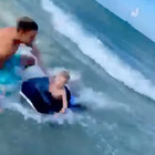 Squalo a riva in Florida, poliziotto-eroe si tuffa e salva il bambino sul materassino