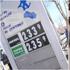 Benzina e bollette, arriva il decreto taglia-prezzi: dai costi calmierati alla rateizzazione, le misure in campo