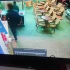 Assalto in piazza: la gente fugge tra i tavolini del bar Video