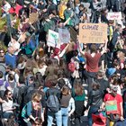 Clima, studenti in piazza in 123 paesi e 2.000 città Diretta. Raggi contestata a Roma: «Vattene»