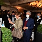 Massimo D'Alema e la Fase 2: eccolo con la mascherina in compagnia della Moglie Linda Giuva