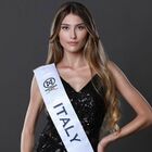 Miss Mondo 2022, Rebecca Arnone rappresenterà l'Italia: «Scrivo racconti e amo i Maneskin». Ecco chi è