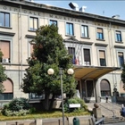 Torino, albanese aggredisce e accoltella l'ex in strada: ragazza 20enne in prognosi riservata
